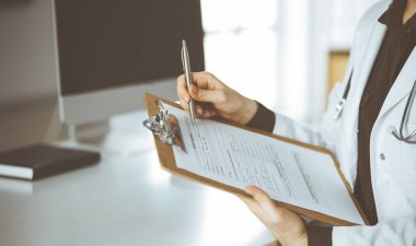 Bilinmeyen kadın doktor klinikte pano kullanıyor. Hastanede mükemmel bir tıbbi hizmet. Tıp konsepti