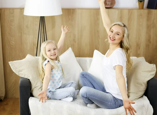 Glückliche Familie. Blonde junge Mutter beim Spielen und Umarmen mit ihrer süßen Tochter. Mutterschaftskonzept — Stockfoto