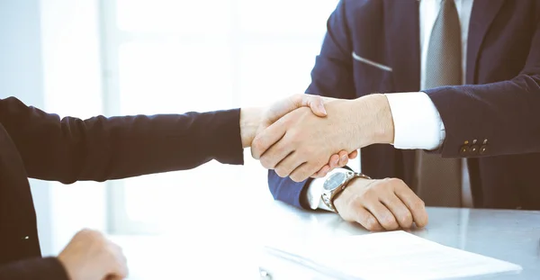 Biznesmeni lub prawnicy ściskający dłonie kończący spotkanie, zbliżenie. Koncepcje negocjacji i uścisku dłoni — Zdjęcie stockowe