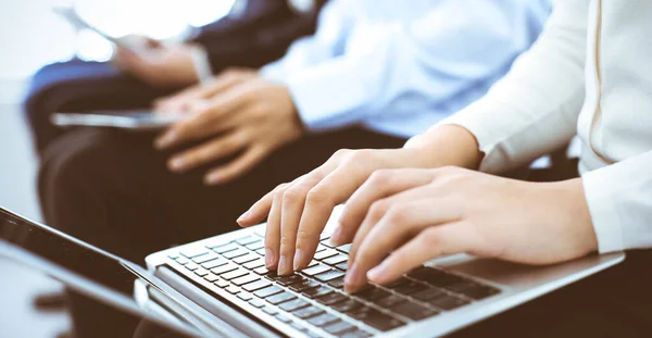 Gruppo di uomini d'affari che lavorano in ufficio, primo piano. Donna d'affari che digita sul portatile. Concetti di conferenza, formazione o riunione — Foto Stock