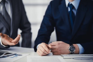 Modern ofiste birlikte çalışırken bilgisayar kullanan iş adamları. İş yerinde iş arkadaşı olan tanınmamış bir iş adamı ya da erkek girişimci. Takım çalışması ve ortaklık kavramı