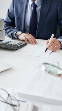 İş yerindeki kurumsal verileri incelerken, büyüteç ve hesap makinesi kullanarak, erkek meslektaşlarıyla birlikte belgeleri inceleyen kadın mali analistler. Ticarette denetim ve vergiler.