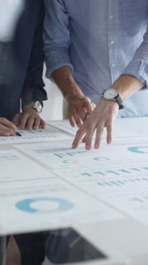 Verimli bir toplantı, işbirliği ve stratejinin geliştirilmesi sırasında mali verileri, grafikleri ve grafikleri inceleyen iş arkadaşları.