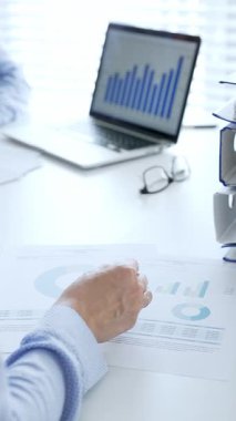 Finans uzmanları evrakları inceliyor, verileri analiz ediyor ve takım toplantılarında mali stratejileri tartışıyor. İş dünyasında denetim ve vergi teması