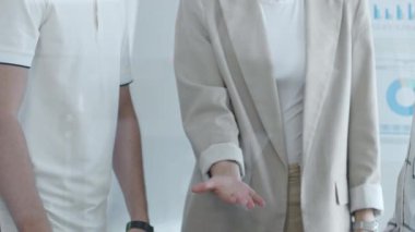 El ele tutuşan, birlik, işbirliği ve stratejik örgütsel amaçlara yönelik kolektif bağlılığı sembolize eden kurumsal profesyoneller. İş adamları konsepti