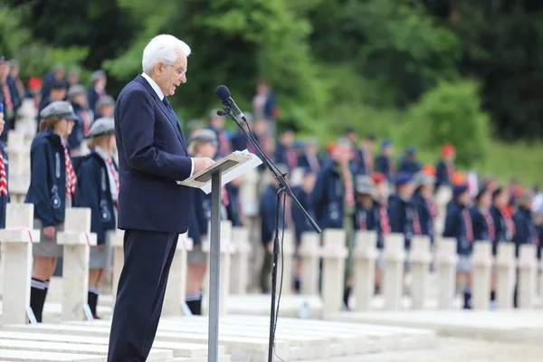 Cassino, İtalya - 18 Mayıs 2019: İtalya Cumhurbaşkanı Sergio Mattarella'nın Polonya askeri mezarlığında Montecassino Savaşı'nın 75.