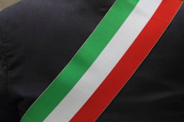 Belediye başkanının İtalyan üç renkli bandı.