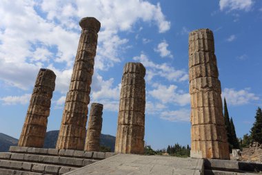 Delphi, Yunanistan - 19 Temmuz 2019: Delphi arkeolojik alanı, tanrı Apollon'un kahininin merkezi