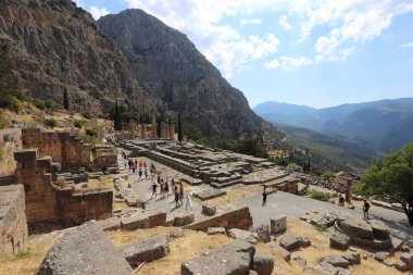 Delphi, Yunanistan - 19 Temmuz 2019: Delphi arkeolojik alanı, tanrı Apollon'un kahininin merkezi
