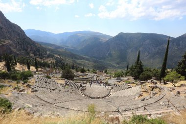 Delphi, Yunanistan - 19 Temmuz 2019: Delphi arkeolojik alanı, tanrı Apollon'un kahininin merkezi