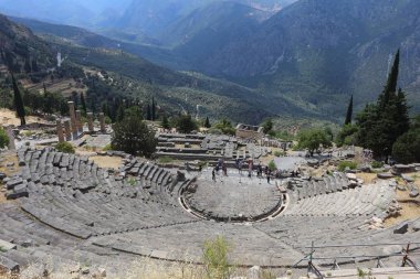 Delphi, Yunanistan - 19 Temmuz 2019: Delphi arkeolojik alanı, tanrı Apollon'un kahininin merkezi