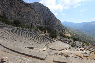 Delphi, Yunanistan - 19 Temmuz 2019: Delphi arkeolojik alanı, tanrı Apollon'un kahininin merkezi