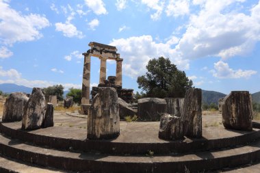 Delphi, Yunanistan - 19 Temmuz 2019: Delphi arkeolojik alanı, tanrı Apollon'un kahininin merkezi