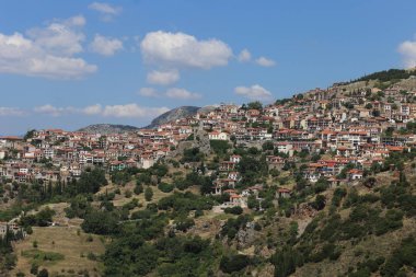 Arachova, Yunanistan - 20 Temmuz 2019: Arachova kasabasının panorama fotoğrafı