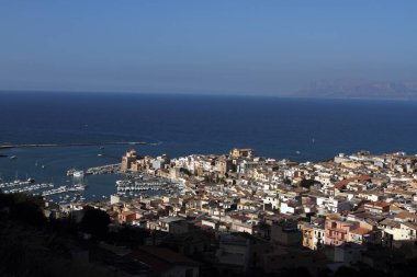 Castellammare del Golfo, İtalya - 29 Haziran 2016: Sahil kasabası Castellammare del Golfo'ya genel bakış