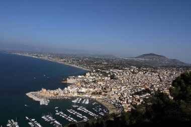 Castellammare del Golfo, İtalya - 29 Haziran 2016: Sahil kasabası Castellammare del Golfo'ya genel bakış