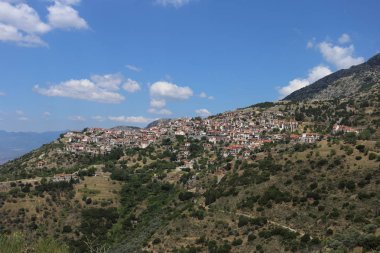 Arachova, Yunanistan - 20 Temmuz 2019: Arachova kasabasının panorama fotoğrafı
