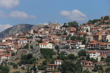 Arachova, Yunanistan - 20 Temmuz 2019: Arachova kasabasının panorama fotoğrafı