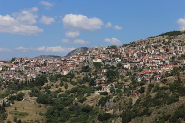 Arachova, Yunanistan - 20 Temmuz 2019: Arachova kasabasının panorama fotoğrafı