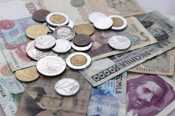 İtalyan lirası, eski banknotlar ve sikkeler euro ile değiştirilir