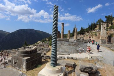 Delphi, Yunanistan - 19 Temmuz 2019: Delphi arkeolojik alanı, tanrı Apollon'un kahininin merkezi