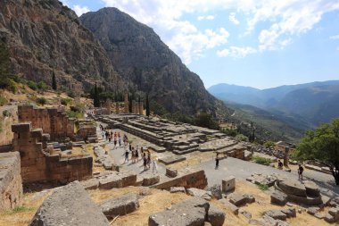 Delphi, Yunanistan - 19 Temmuz 2019: Delphi arkeolojik alanı, tanrı Apollon'un kahininin merkezi