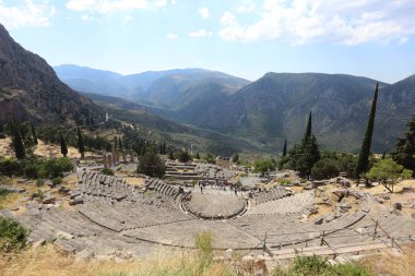 Delphi, Yunanistan - 19 Temmuz 2019: Delphi arkeolojik alanı, tanrı Apollon'un kahininin merkezi