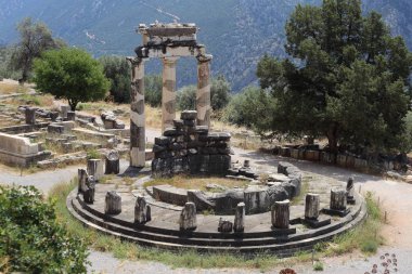 Delphi, Yunanistan - 19 Temmuz 2019: Delphi arkeolojik alanı, tanrı Apollon'un kahininin merkezi