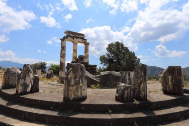 Delphi, Yunanistan - 19 Temmuz 2019: Delphi arkeolojik alanı, tanrı Apollon'un kahininin merkezi