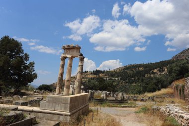 Delphi, Yunanistan - 19 Temmuz 2019: Delphi arkeolojik alanı, tanrı Apollon'un kahininin merkezi