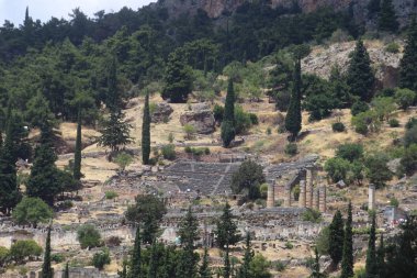 Delphi, Yunanistan - 19 Temmuz 2019: Delphi arkeolojik alanı, tanrı Apollon'un kahininin merkezi