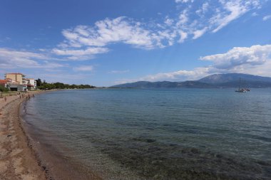 Lepanto, Yunanistan - 18 Temmuz 2019: sahilden görülen köyün panoraması