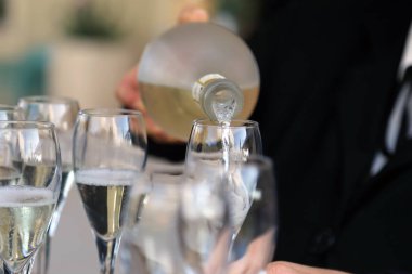 Prosecco ile cam bardaklar - aperatif için restorandaki masaya bardakları yerleştirmek