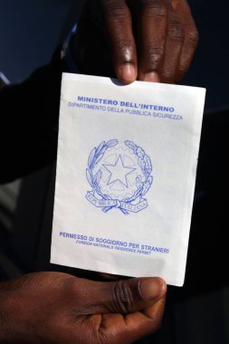 Caserta, İtalya - 27 Eylül 2019: Bir göçmen yabancılara oturma iznini gösterdi