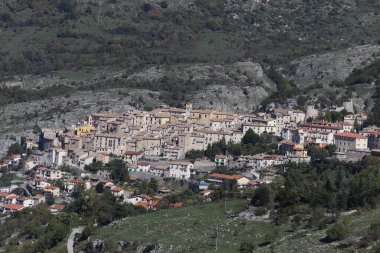 Barrea, İtalya - 12 Ekim 2019: Barrea Gölü ve dağ köyü