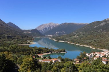 Barrea, İtalya - 12 Ekim 2019: Barrea Gölü ve dağ köyü
