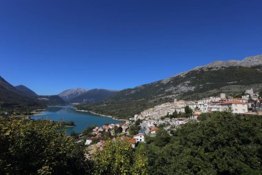 Barrea, İtalya - 12 Ekim 2019: Barrea Gölü ve dağ köyü