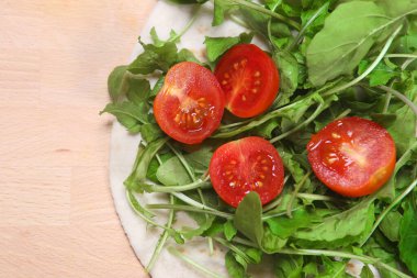 Romagnola piadina, roket ve Pachino domatesli.