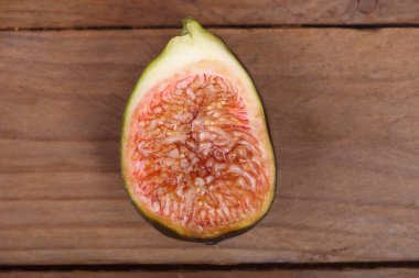 Ahşap masa zemininde incirler