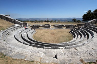 Pietrabbondante, İtalya - 15 Ağustos 2017: Samnite döneminden kalma İtalyan tiyatro ve tapınağı