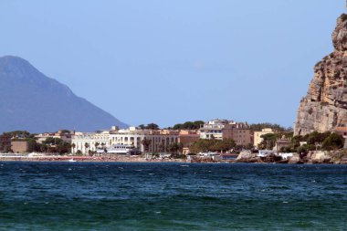 Terracina - 3 Eylül 2017: Deniz manzaralı şehir