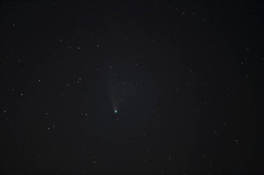 Geceleri yıldızlı gökyüzü ve 2020 kuyruklu yıldızı.