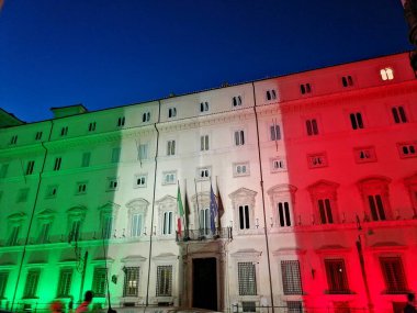Roma, İtalya - 12 Ağustos 2020: İtalya 'da Coronavirus acil durumu, Palazzo Chigi, İtalyan hükümetinin merkezi, İtalyan bayrağının renkleriyle aydınlandı