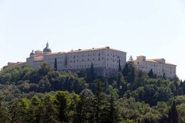Cassino, İtalya - 14 Ağustos 2020: Polonya Askeri Mezarlığından Montecassino Manastırı