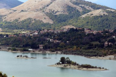 Letino, İtalya - 17 Eylül 2020 Gallo Matese ve Gallo Gölü manzaralı Panorama