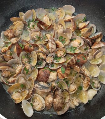 İstiridyeler tavada pişirilirken baharatlandı.