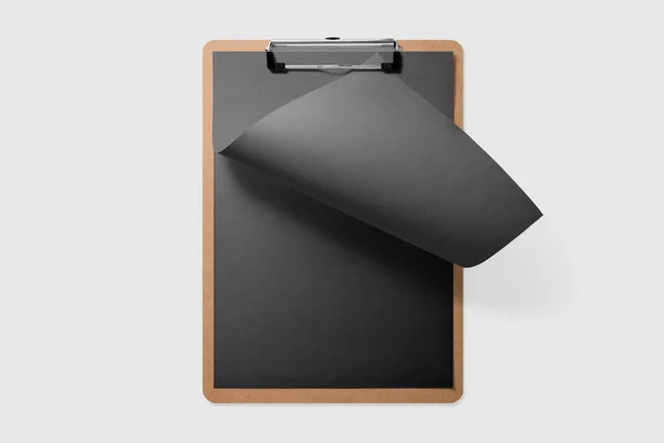 真正的照片 木制剪贴板与空白黑色A4纸模模板 隔离在浅灰背景 高分辨度 — 图库照片