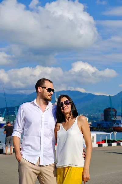 Casal Feliz Amantes Caminhar Porto Montanhas Fundo Homem Alegre Sorridente — Fotografia de Stock