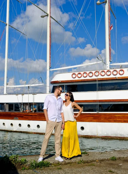 Feliz Pareja Amantes Caminando Por Puerto Nave Fondo Hombre Alegre —  Fotos de Stock