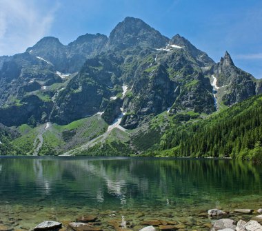 Morskie Oko Gölü ya da Denizin Gözü. Batı Karpat Dağları. Rybi Potok 'taki Tatra Ulusal Parkı (Fish Brook) Vadisi, Zakopane, Polonya.